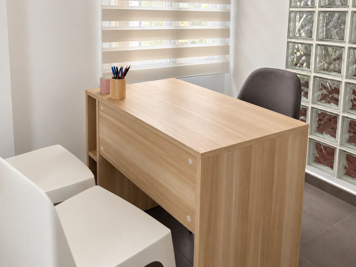Despacho de apoyo educativo de CRECE en Xàtiva, con mesa de madera y sillas para las sesiones