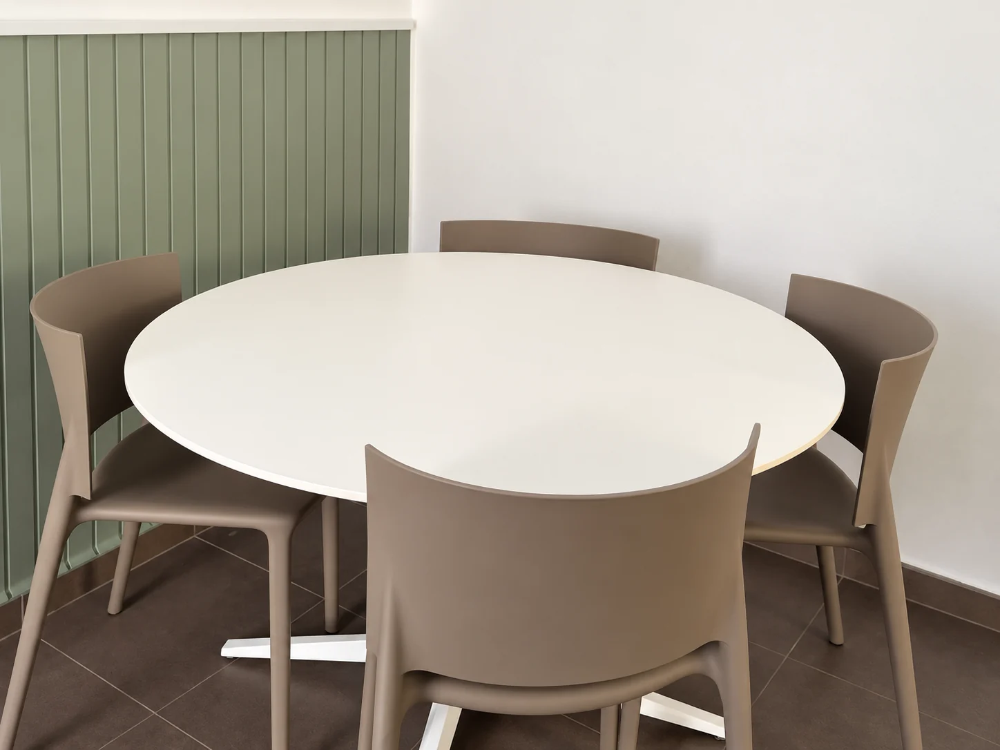 Sala de orientación familiar de CRECE en Xàtiva, con mesa redonda y cuatro sillas