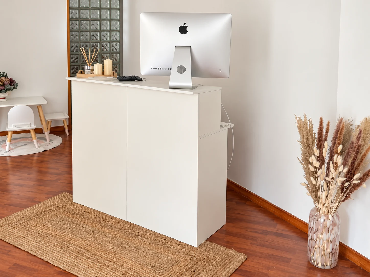Recepción real del centro CRECE en Xàtiva, con mostrador blanco y decoración natural
