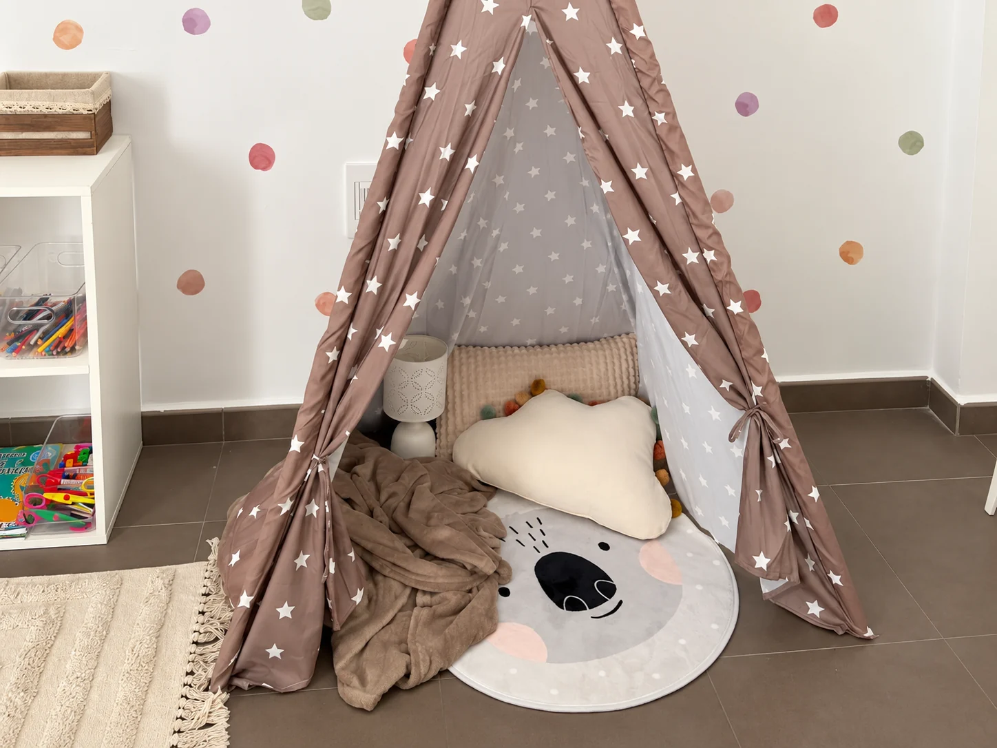 Rincón de calma infantil del centro CRECE en Xàtiva, con tipi, cojines y materiales educativos